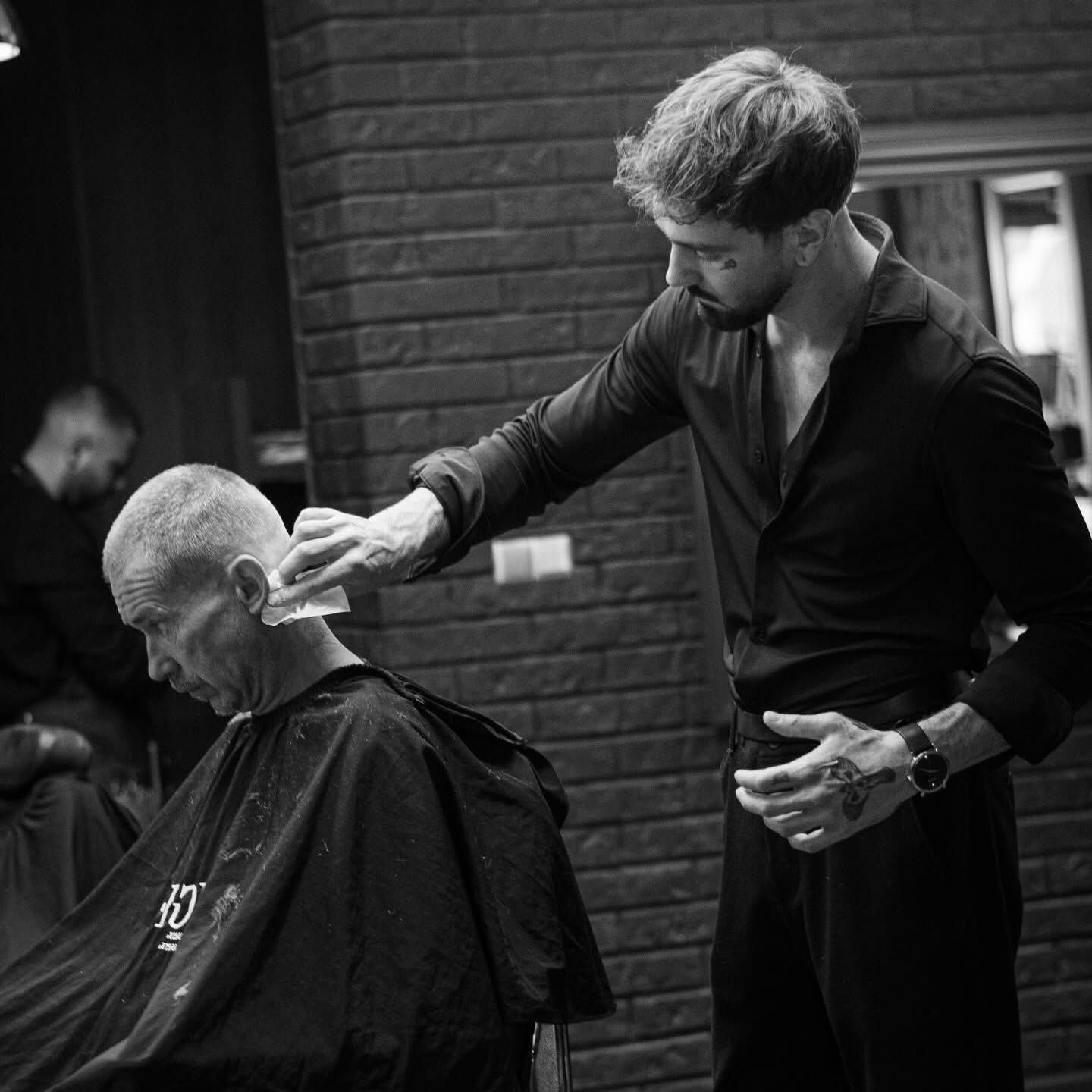Barber pri práci, čiernobiela fotka