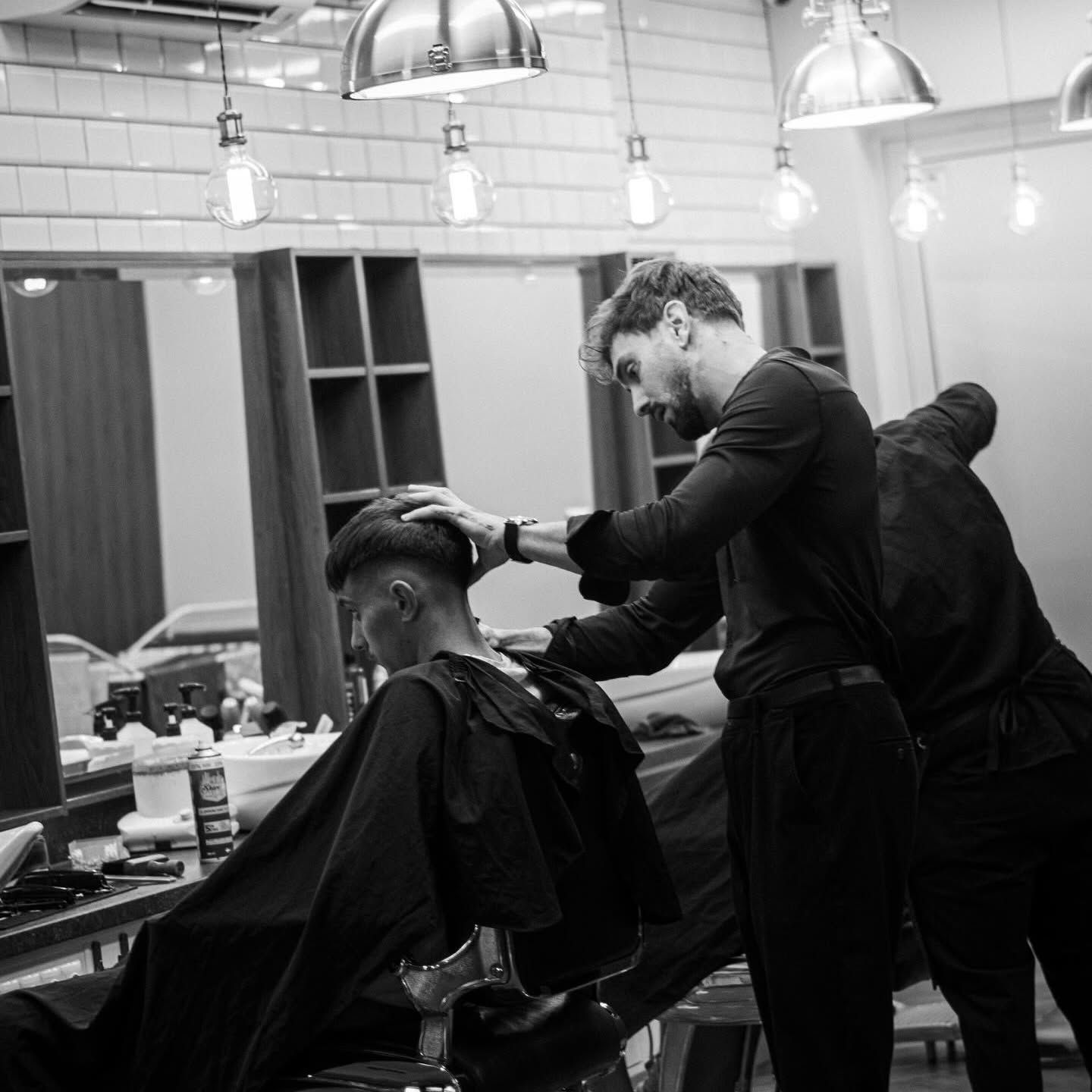 Barber dokončuje strih